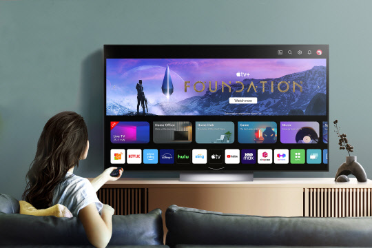 LG전자 모델이 웹OS 23을 탑재한 LG 올레드 에보 TV를 시청하고 있다. LG전자 제공